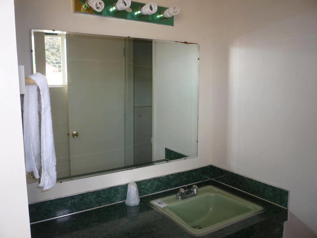 وودبورن Budget Inn Motel المظهر الخارجي الصورة